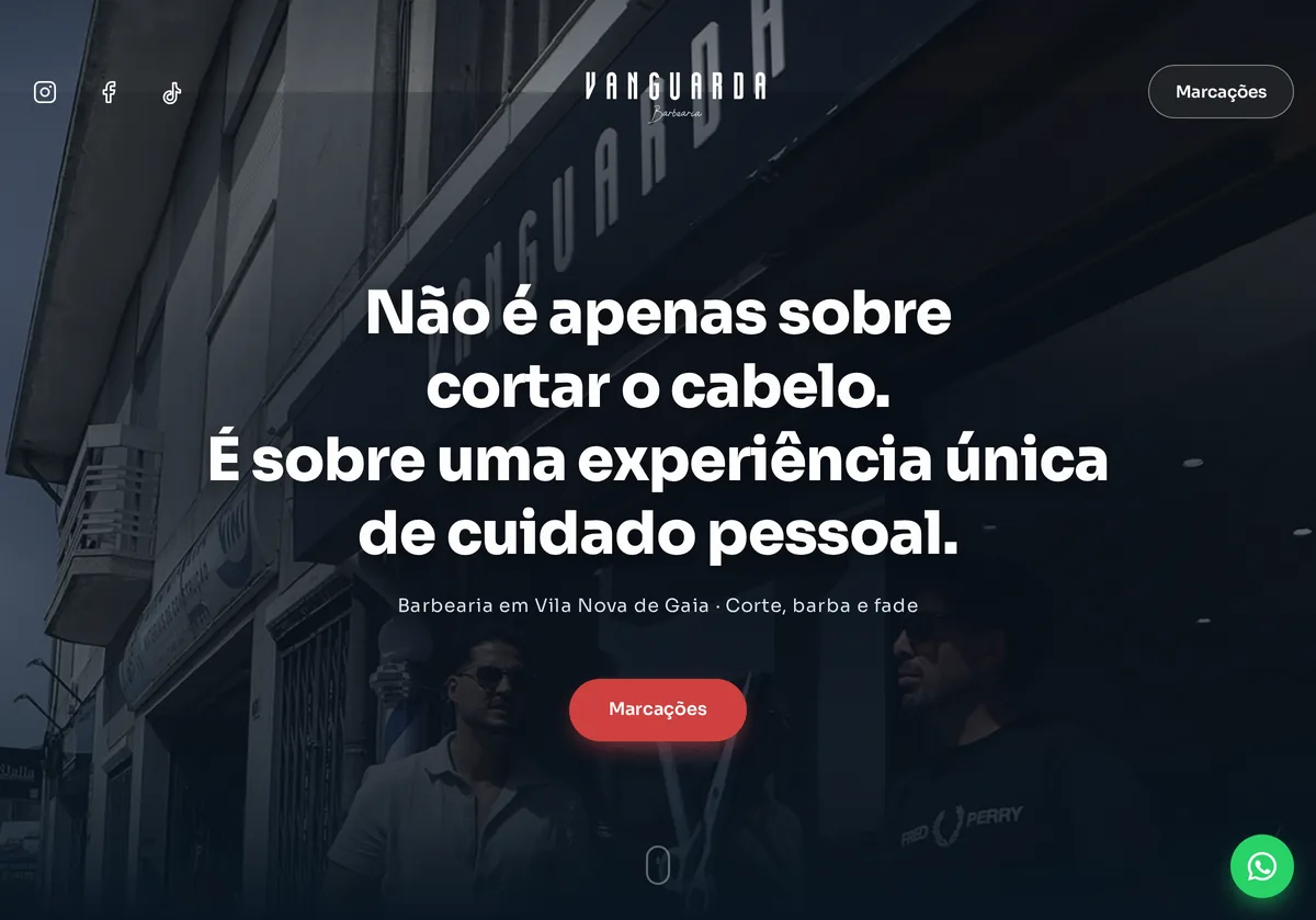 Página inicial do site da Barbearia Vanguarda: a fachada com o letreiro e os dois barbeiros à porta